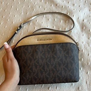 Michael kors crossbody purse.